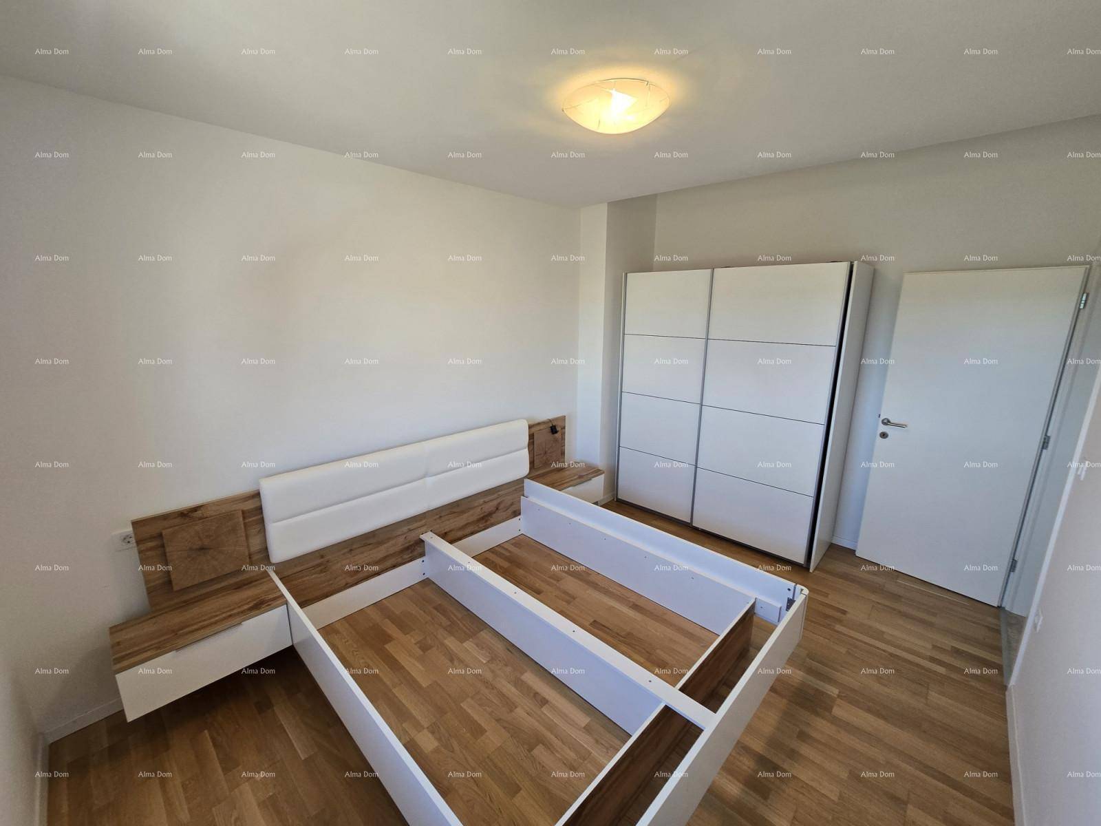 Schlafzimmer mit modernem Holzbettrahmen, integrierten Nachttischen und weißem Kleiderschrank.
