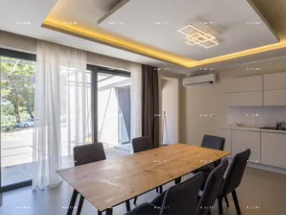Heller Essbereich mit großem Holztisch, modernen Stühlen und Zugang zur Terrasse.