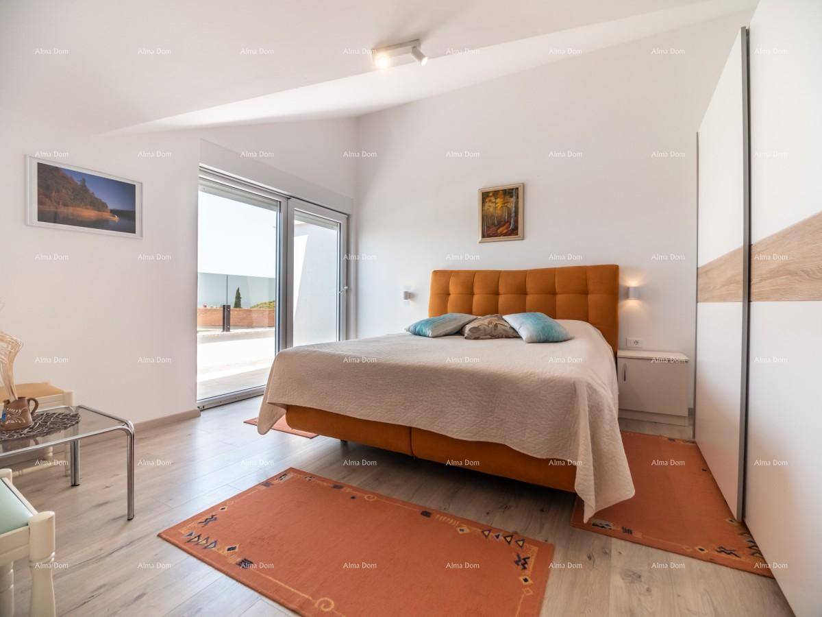 Helles Schlafzimmer mit Doppelbett, modernem Kleiderschrank und Zugang zu einer Außenterrasse.