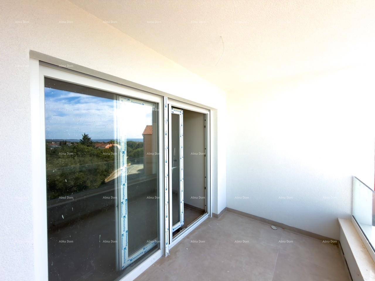 Heller Balkon mit Glasgeländer und weitem Blick über die Dächer und das Meer.