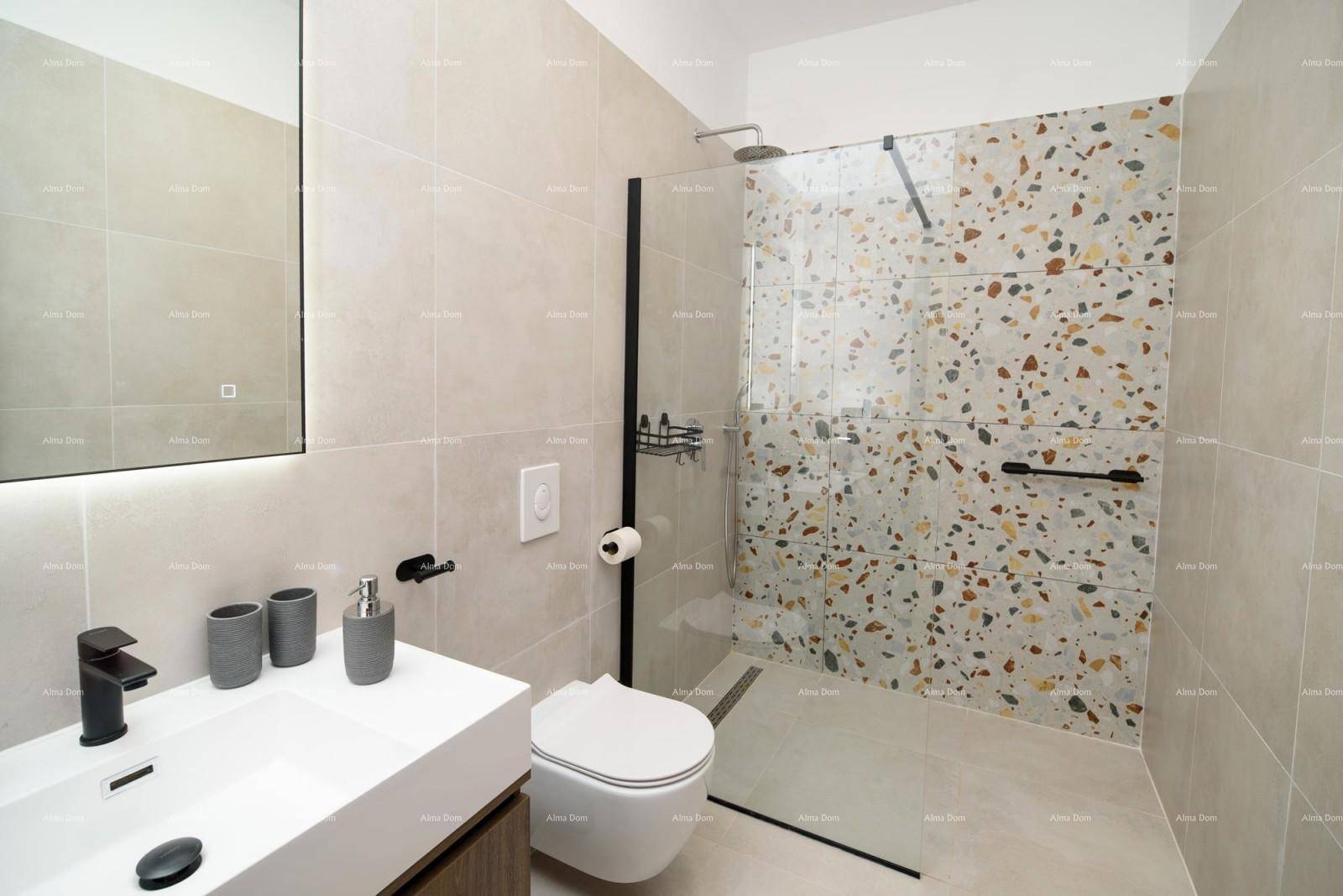 Modernes Badezimmer mit ebenerdiger Dusche, wandhängendem WC und stilvollem Waschtisch.