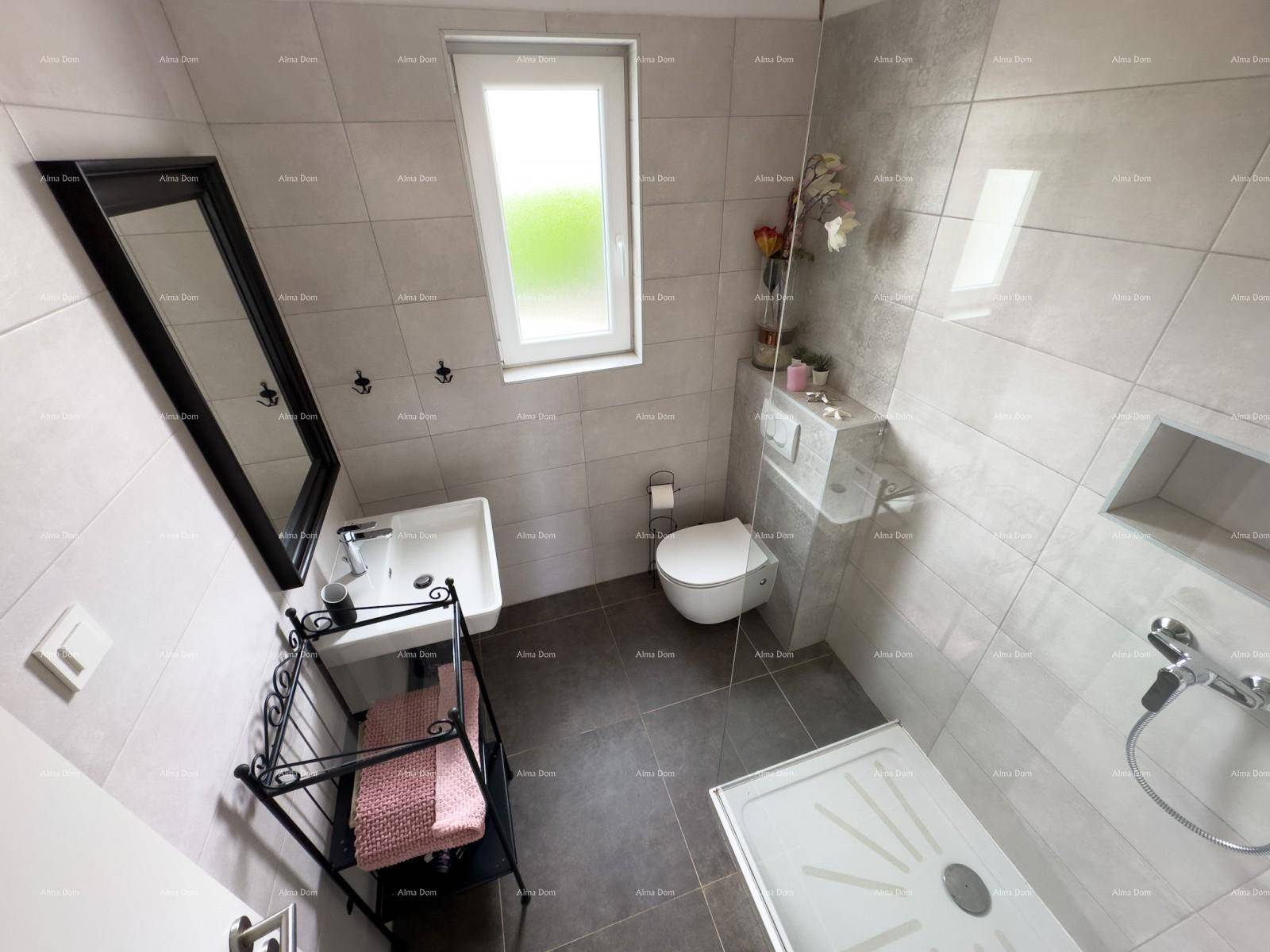 Helles Badezimmer mit Duschwanne, modernem Waschbecken und Fenster.