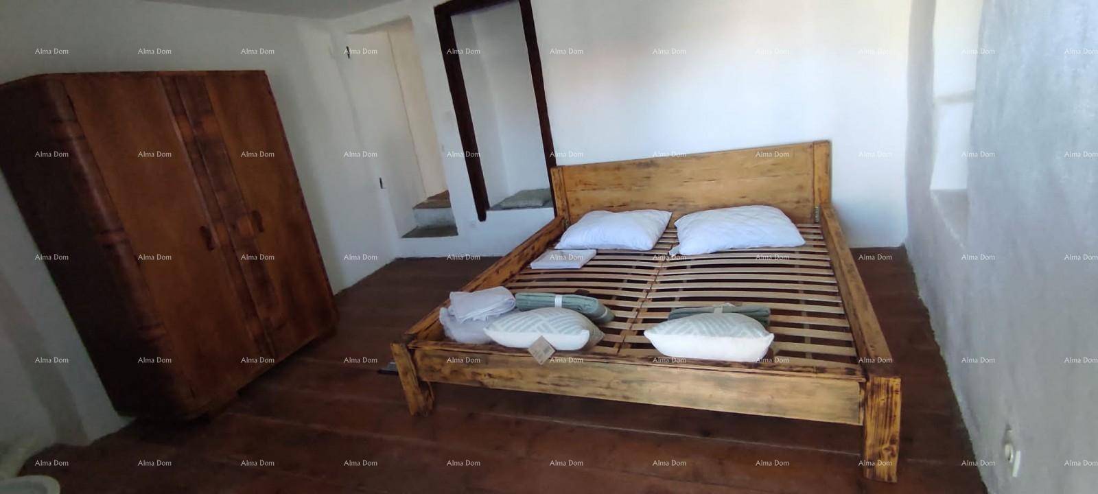 Schlafzimmer mit rustikalem Holzbett, Holzboden und einem großen Holzschrank.