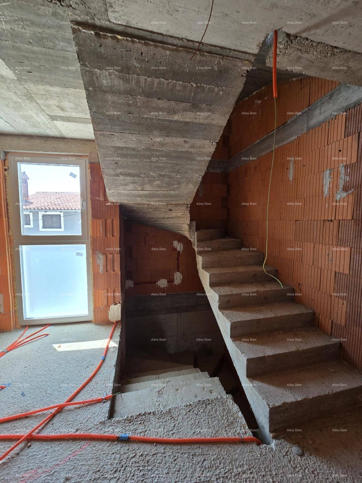 Treppenhaus im Rohbau mit Betonstufen und unverputzten Ziegelwänden.