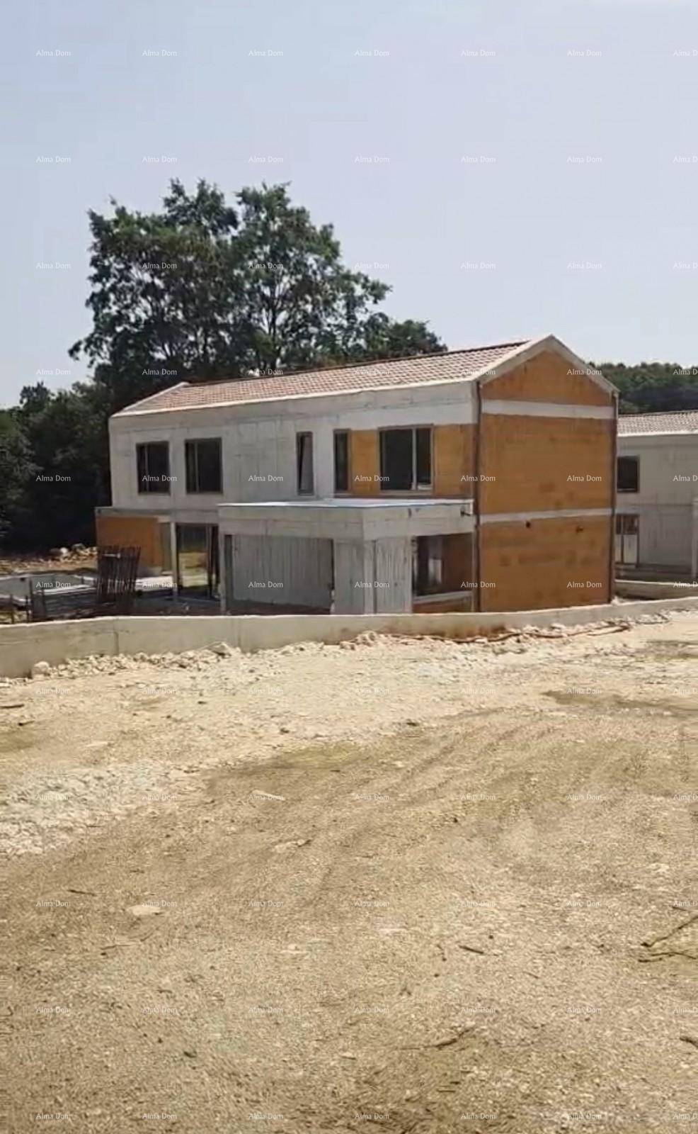 Rohbau einer modernen Villa mit sichtbarer Struktur und zukünftigen Fensteröffnungen.