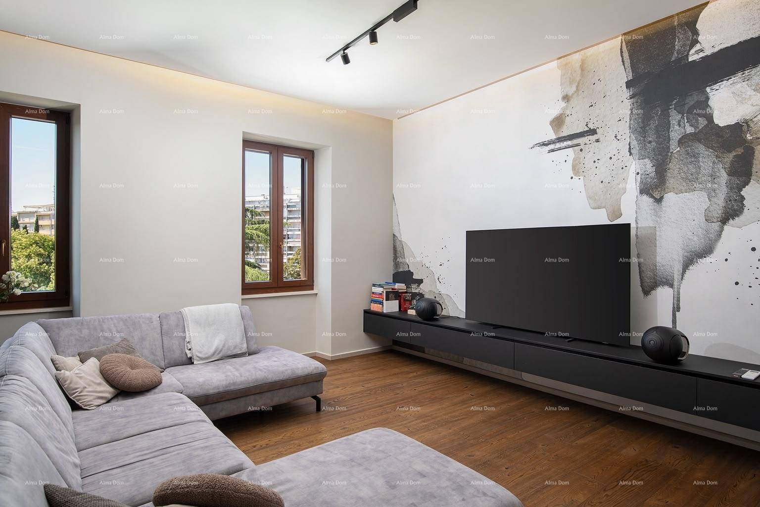 Gemütliches Wohnzimmer mit großem Ecksofa, modernem TV-Möbel und künstlerischer Wandgestaltung.
