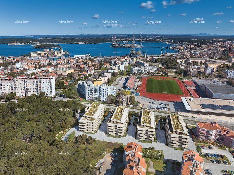Luftaufnahme der modernen Wohngebäude mit Blick auf das Stadion, die Stadt und das Meer.
