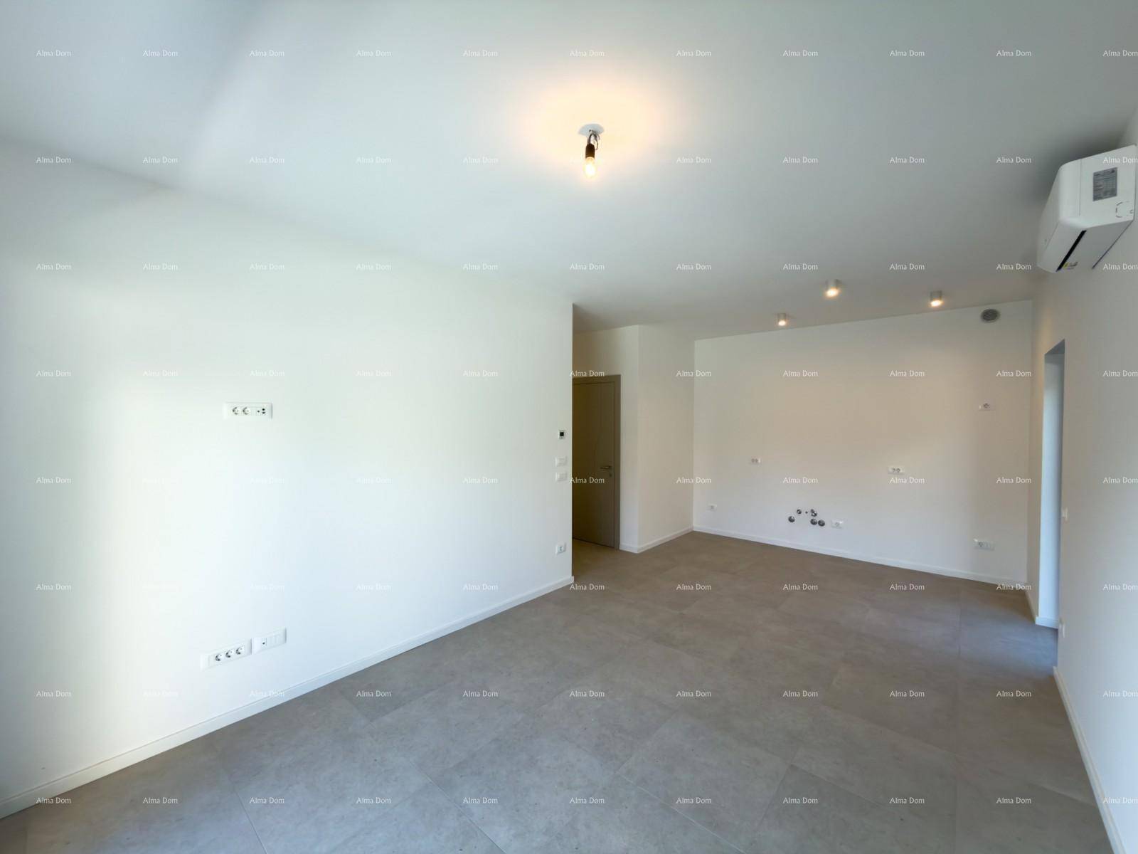 Leeres Wohnzimmer mit Fliesenboden, Klimaanlage und ausreichend Platz für individuelle Gestaltung.