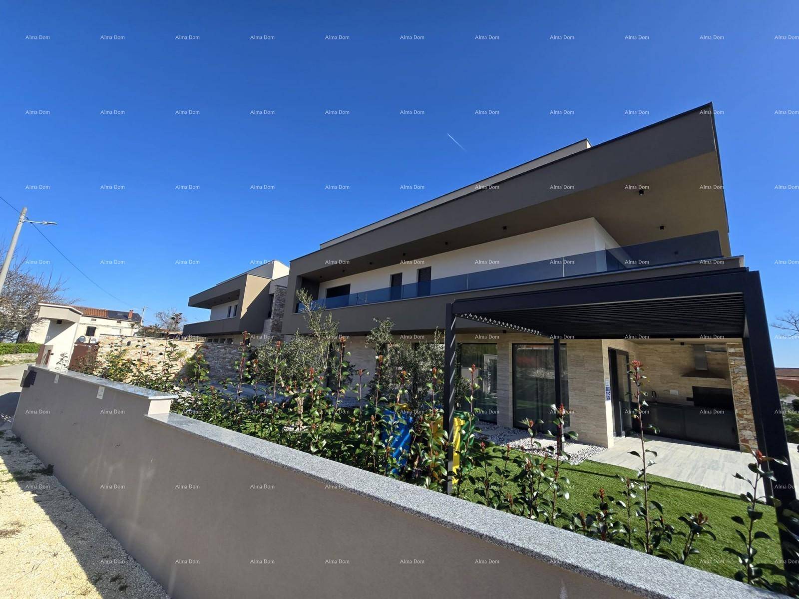 Elegante moderne Villa mit minimalistischer Gestaltung, großen Glasflächen und gepflegter Außenanlage.