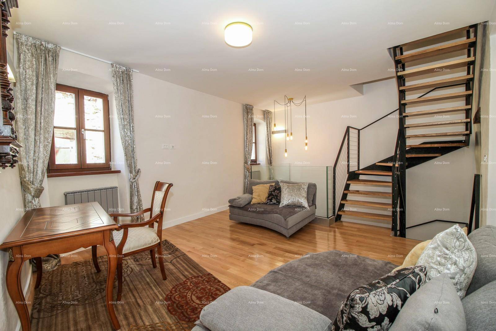 Helles Wohnzimmer mit Holzboden, bequemen Sofas und einem Schreibtischbereich.