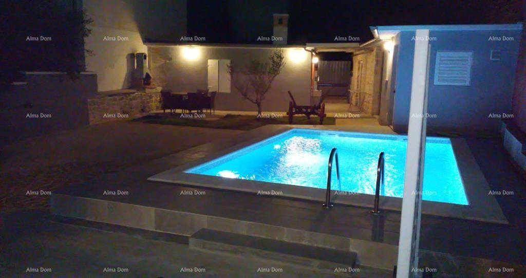 Beleuchteter Poolbereich bei Nacht, der eine stimmungsvolle Atmosphäre rund um das Haus schafft.
