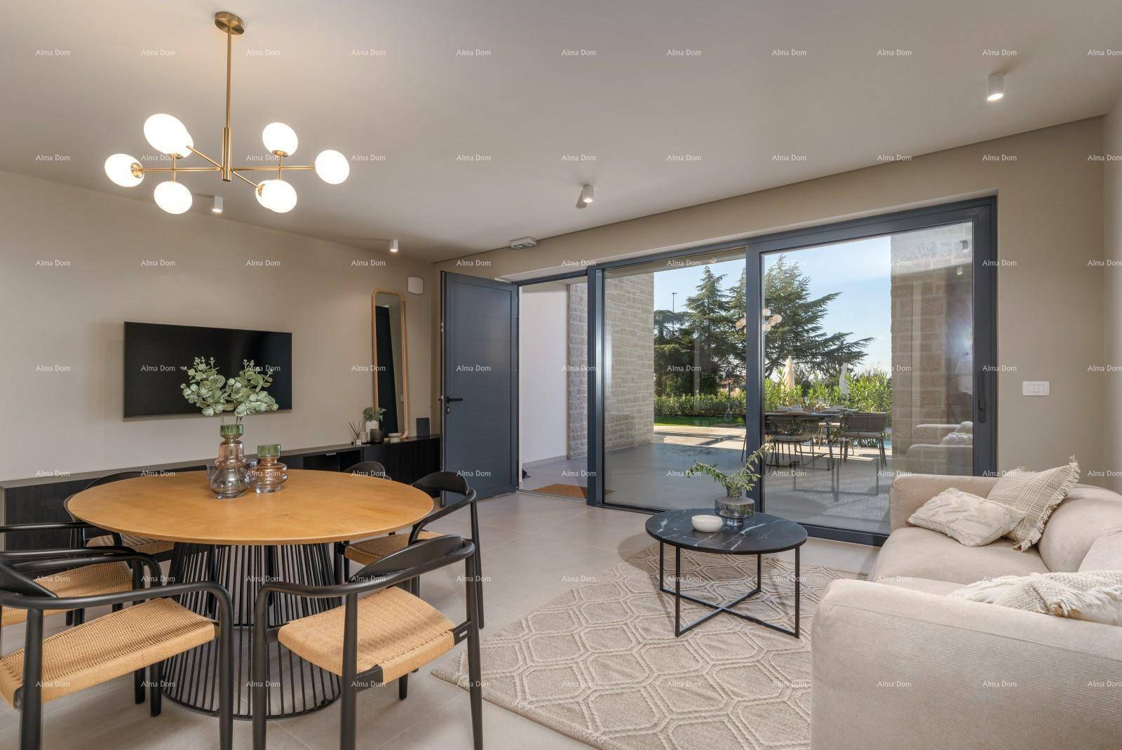 Geräumiger Wohnbereich mit großem Esstisch, beigem Sofa und Zugang zur Terrasse.