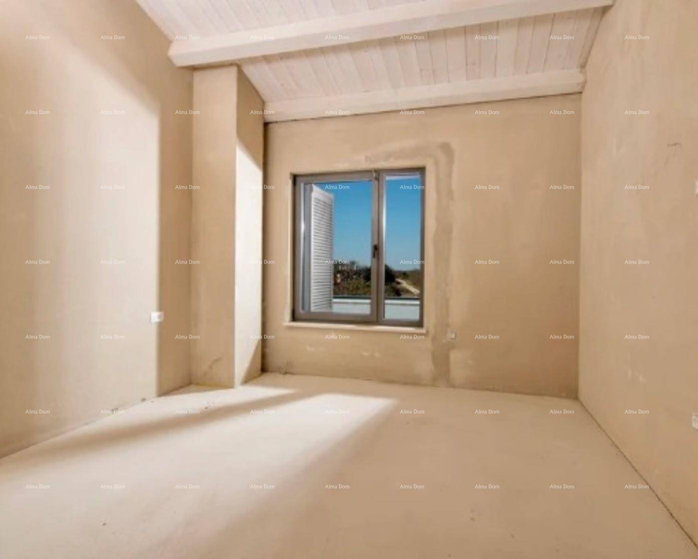 Schlafzimmer im Rohbau mit Fenster und sichtbaren Deckenbalken, bereit für den Ausbau.