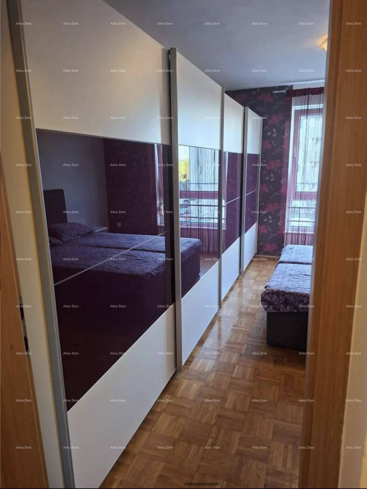 Schlafzimmer mit geräumigen Einbauschränken und Parkettboden, bietet viel Stauraum.