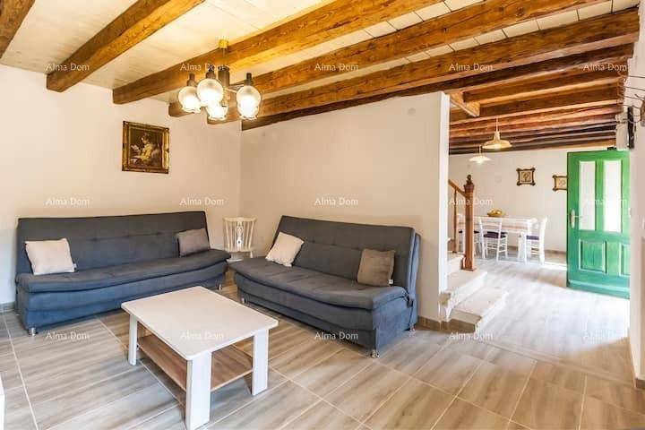Gemütliches Wohnzimmer mit zwei Sofas, Couchtisch und rustikaler Holzbalkendecke.