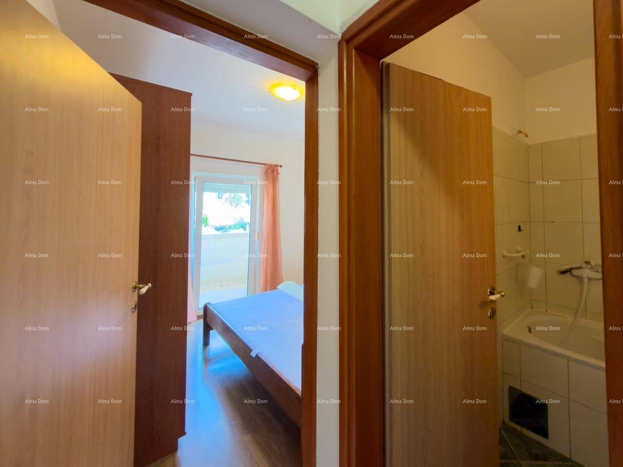 Blick vom Flur in ein Schlafzimmer und ein Badezimmer.