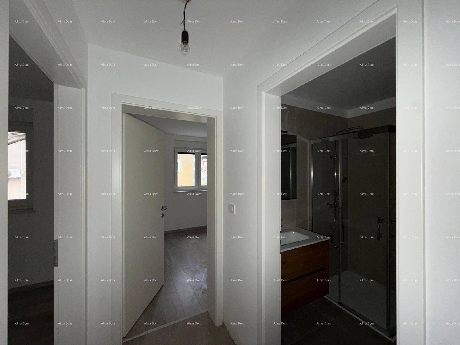 Heller Flur mit weißen Wänden, der zu einem Badezimmer und einem weiteren Zimmer führt.
