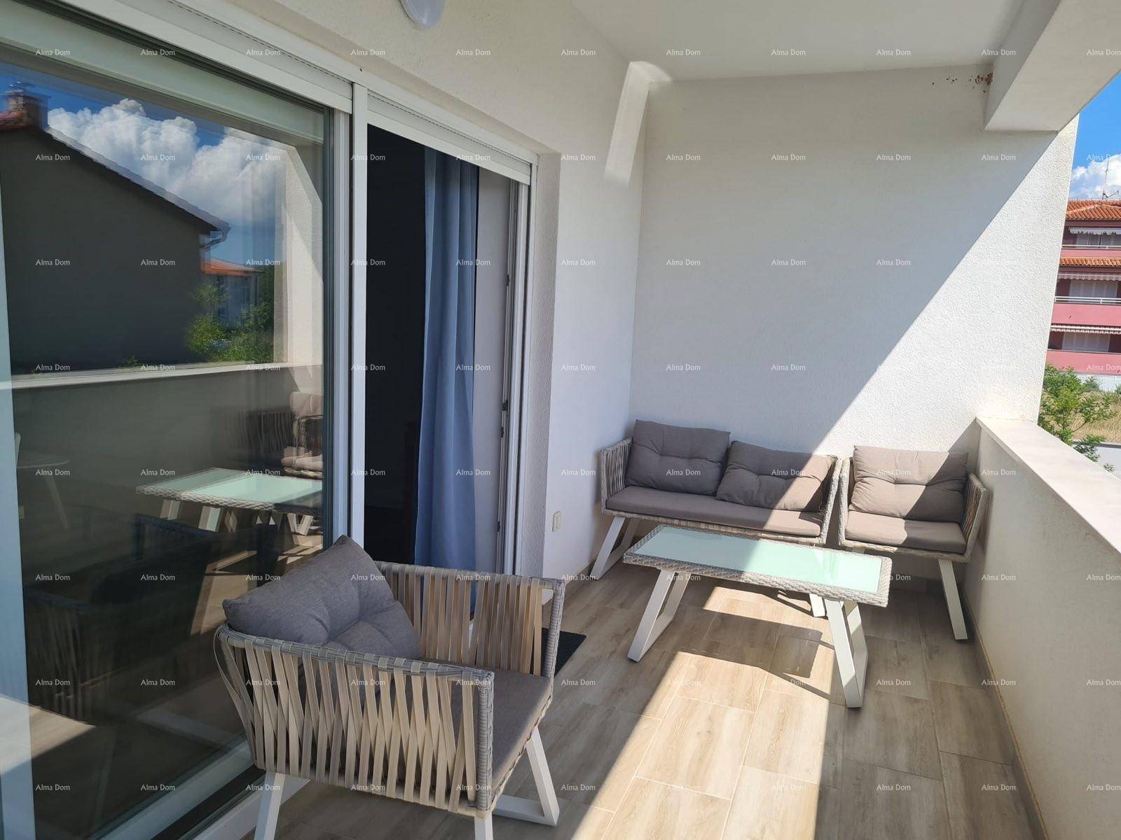 Möblierter Balkon mit bequemen Sitzgelegenheiten und Fliesenboden, ideal zum Entspannen im Freien.