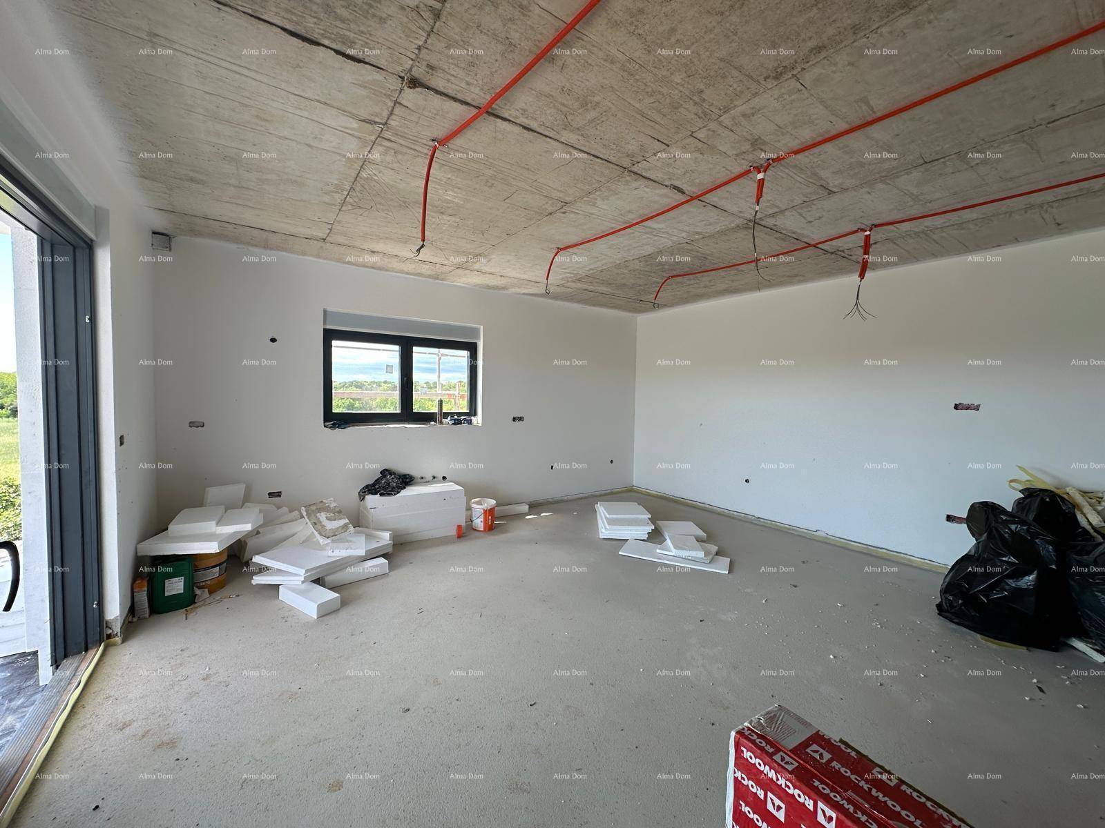 Unfertiger Innenraum mit Betonboden und -decke, bereit für weitere Ausbauarbeiten.