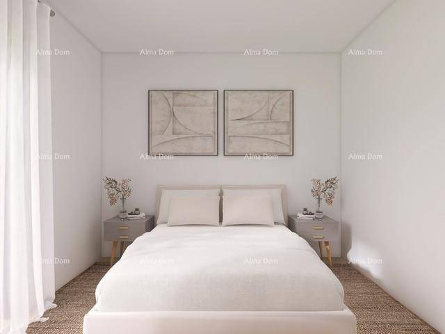 Schlafzimmer mit Doppelbett, Nachttischen und moderner Kunst an der Wand.