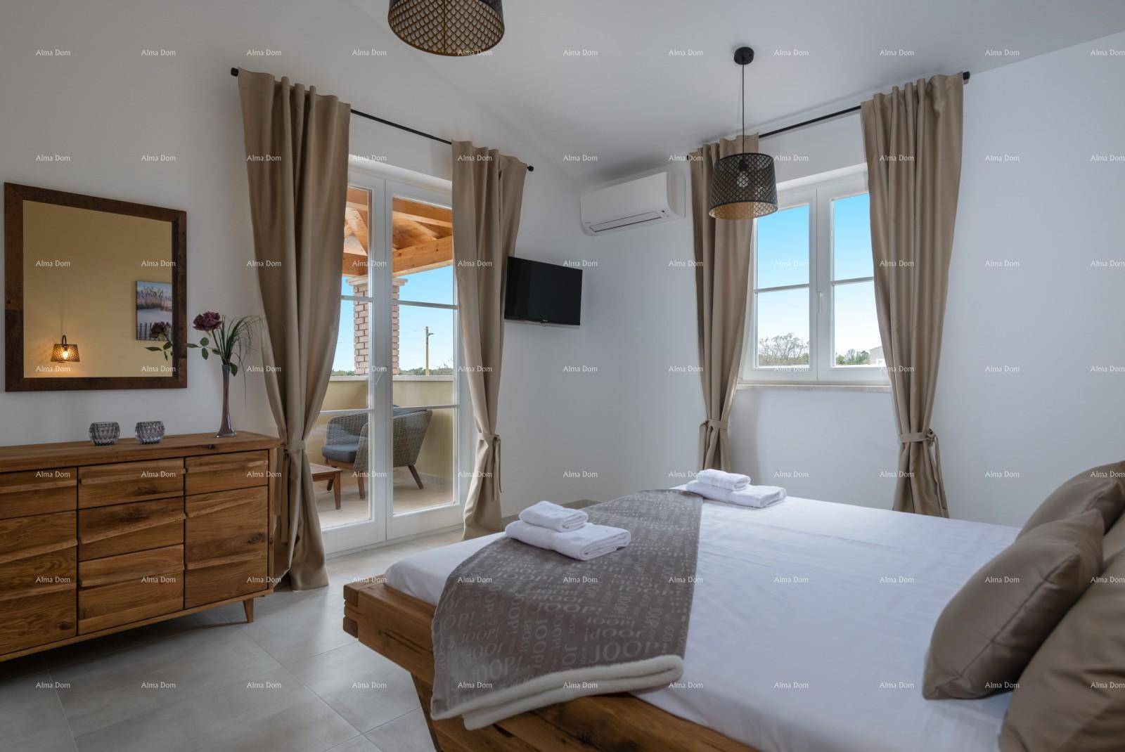 Helles Schlafzimmer mit Holzbett, Klimaanlage und Zugang zu einem Balkon.