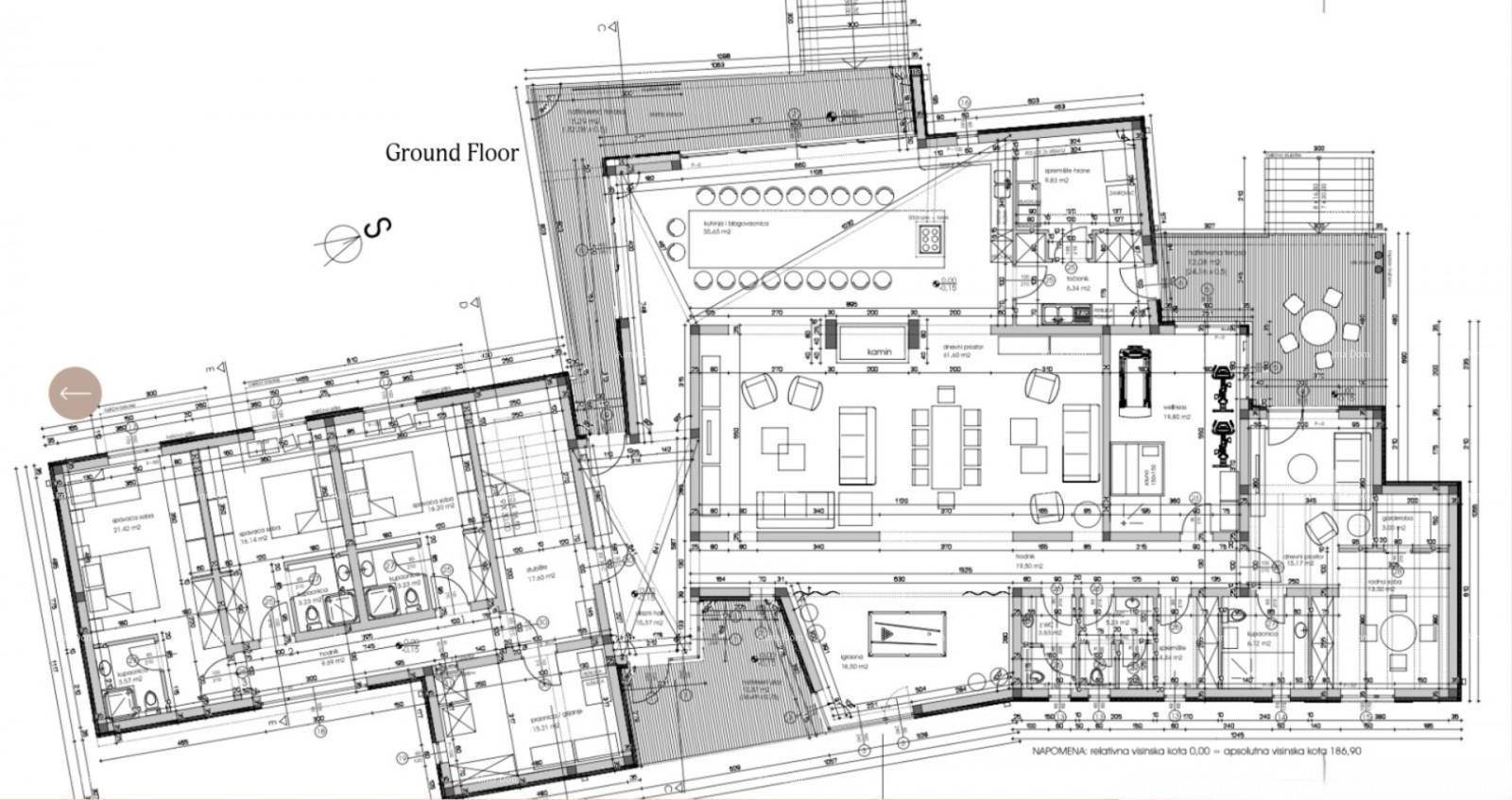 Grundriss des Erdgeschosses mit offenem Wohnbereich, Schlafzimmern und Terrassenzugang.