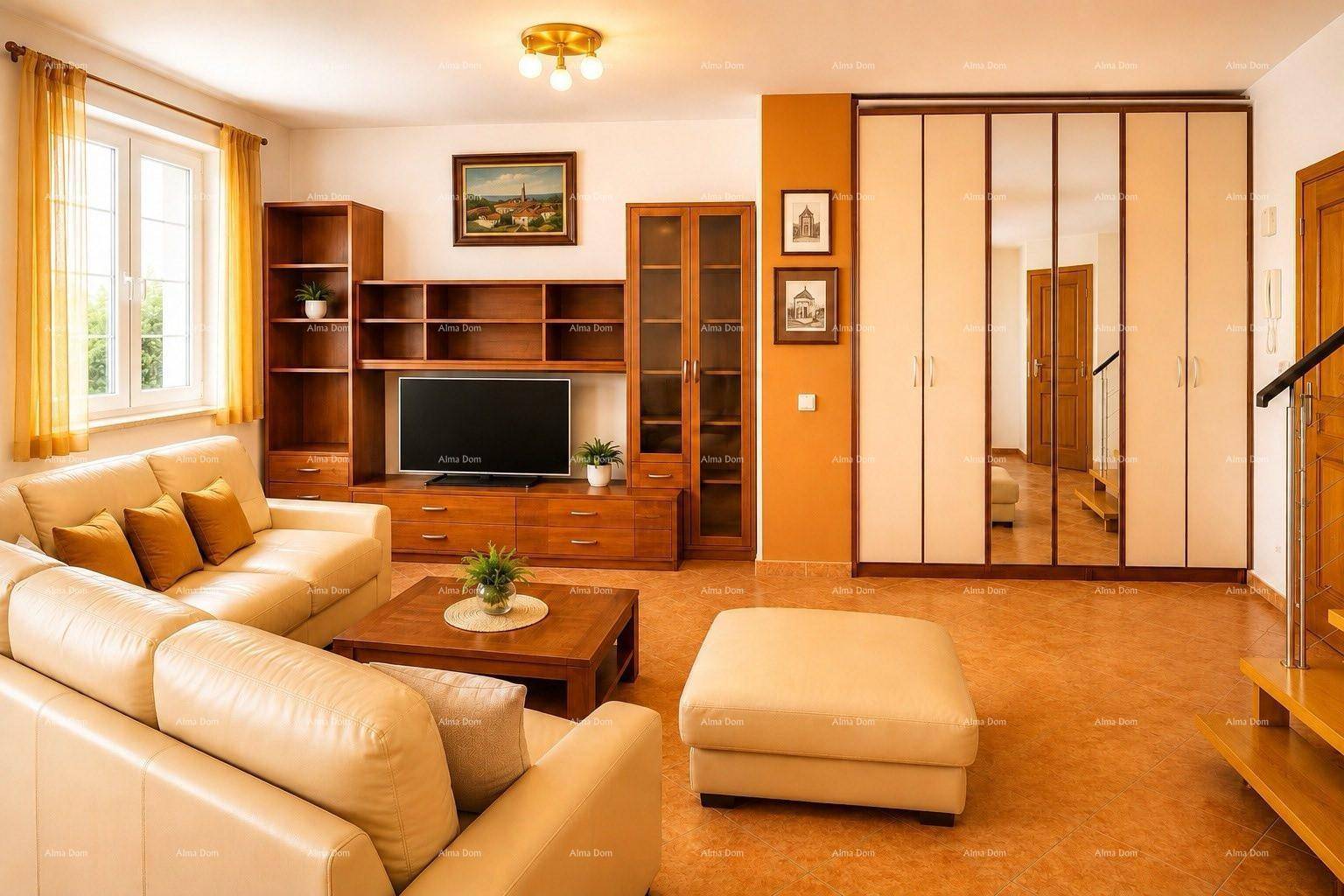 Gemütliches Wohnzimmer mit beigem Sofa, TV-Möbeln aus Holz und Spiegelschränken.