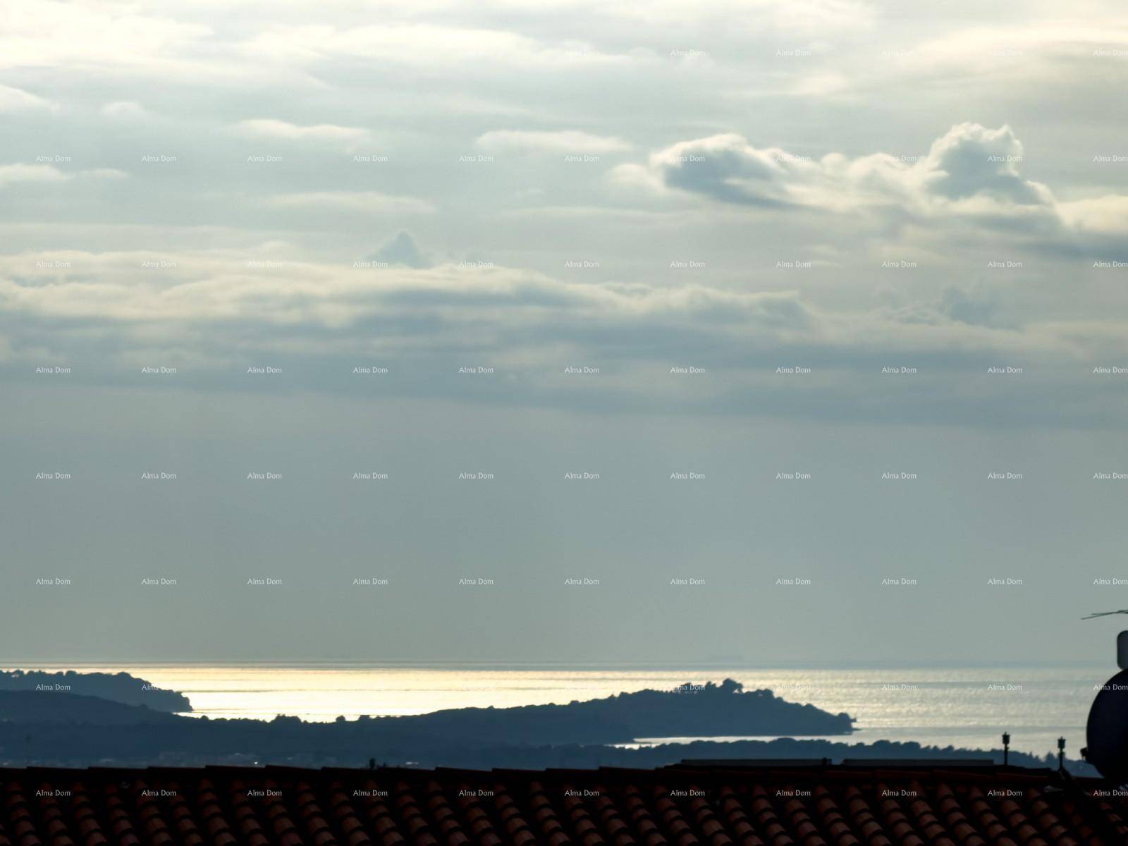 Panoramablick auf das Meer und den Horizont über den Dächern der umliegenden Häuser.