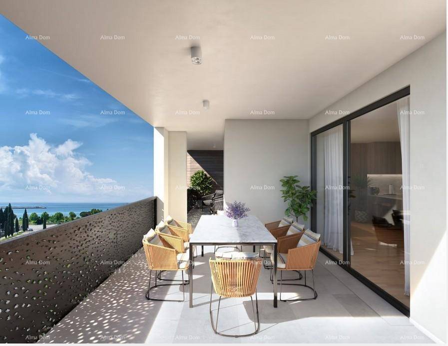 Geräumiger Balkon mit Meerblick, Esstisch und modernen Outdoor-Möbeln.