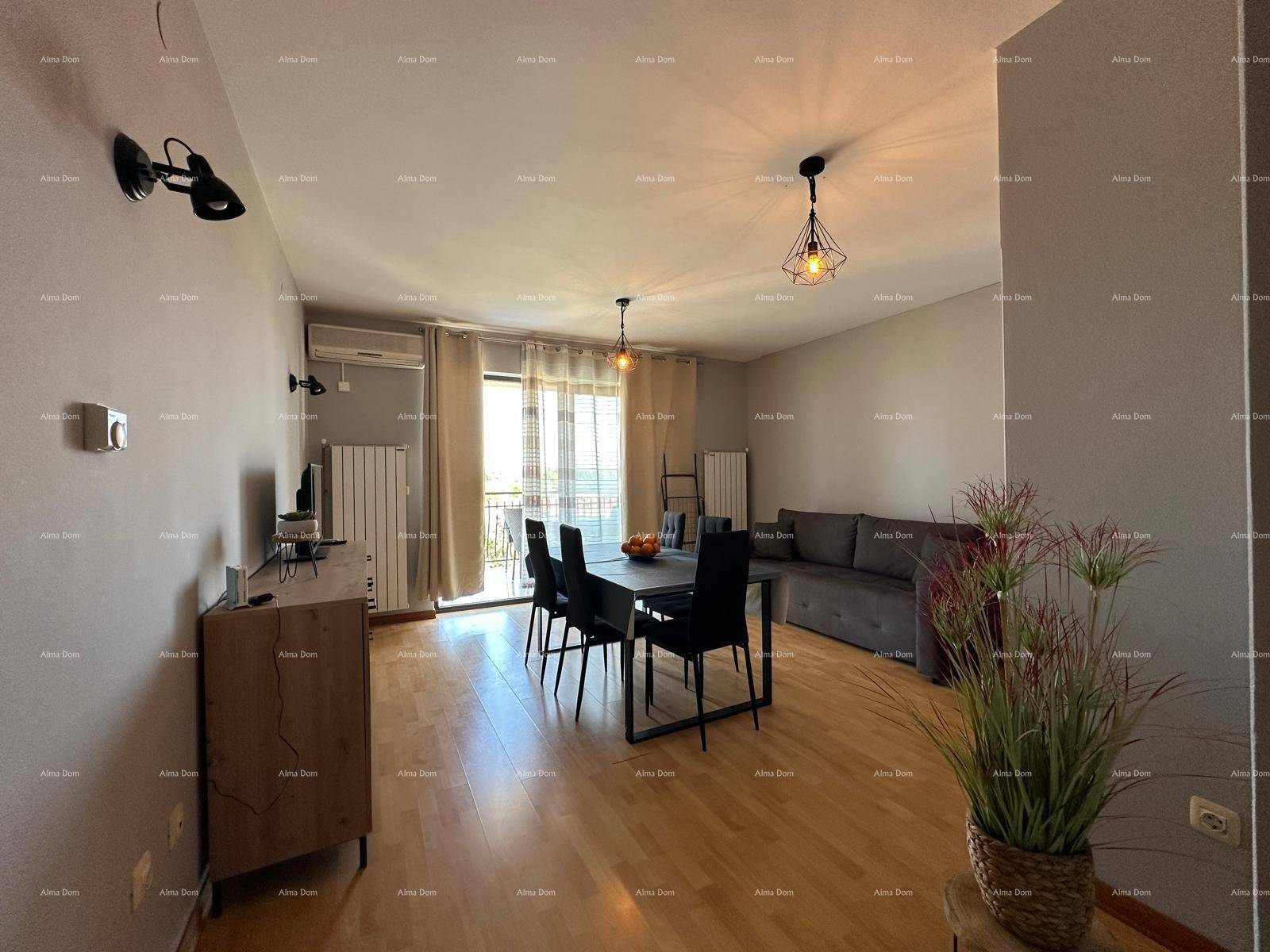 Heller Wohn-Essbereich mit Zugang zum Balkon, Holzboden und moderner Einrichtung.
