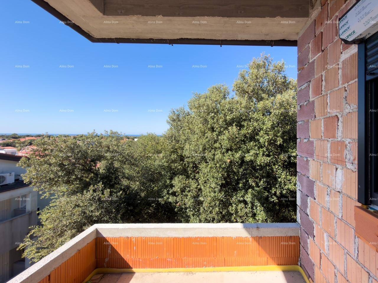 Unfertiger Balkon mit Blick auf grüne Bäume und das ferne Meer am Horizont.