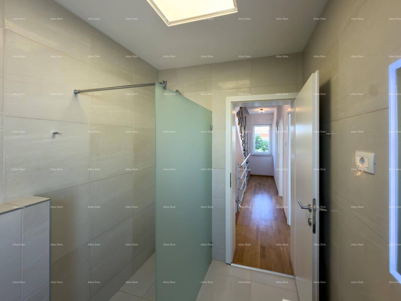 Modernes Badezimmer mit Dusche und Blick in den Flur.