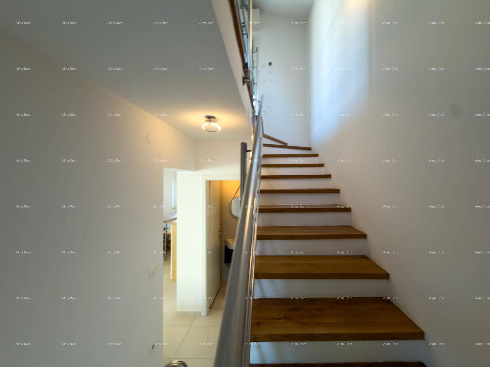 Heller Treppenaufgang mit Holzstufen und modernem Edelstahlgeländer.