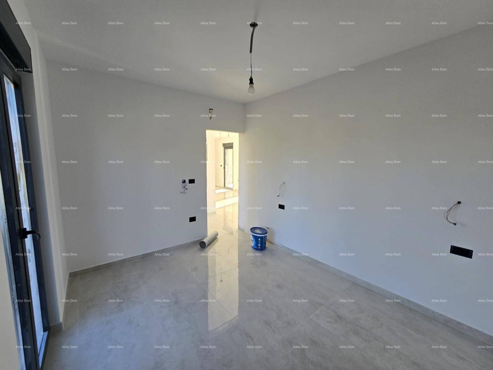 Helles Schlafzimmer im Rohbau mit glänzenden Fliesen und Zugang zum Außenbereich durch große Fenster.