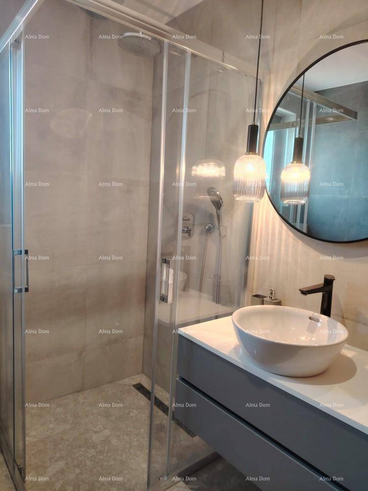 Modernes Badezimmer mit begehbarer Dusche, Aufsatzwaschbecken und elegantem runden Spiegel.