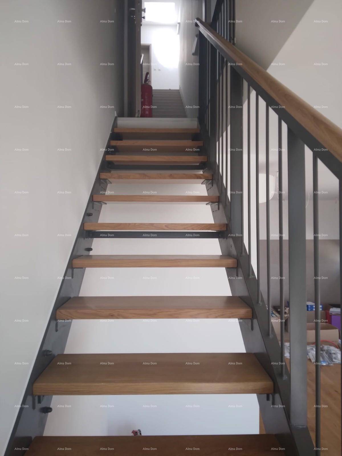Moderne Treppe mit Holzstufen und elegantem Metallgeländer, die die Etagen verbindet.