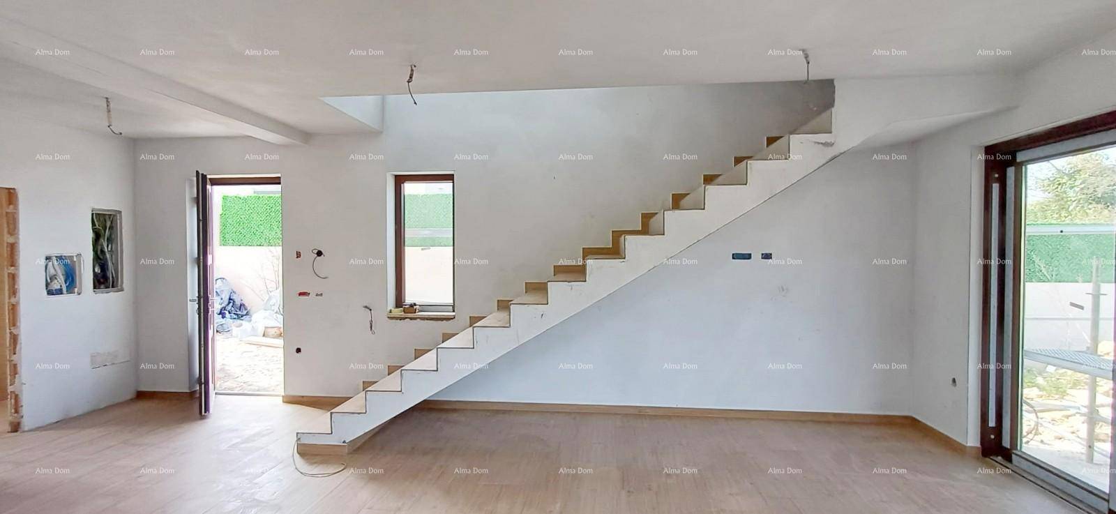 Helles Badezimmer im Rohbau mit modernen Fliesen, Holzakzentwand und Fenster.
