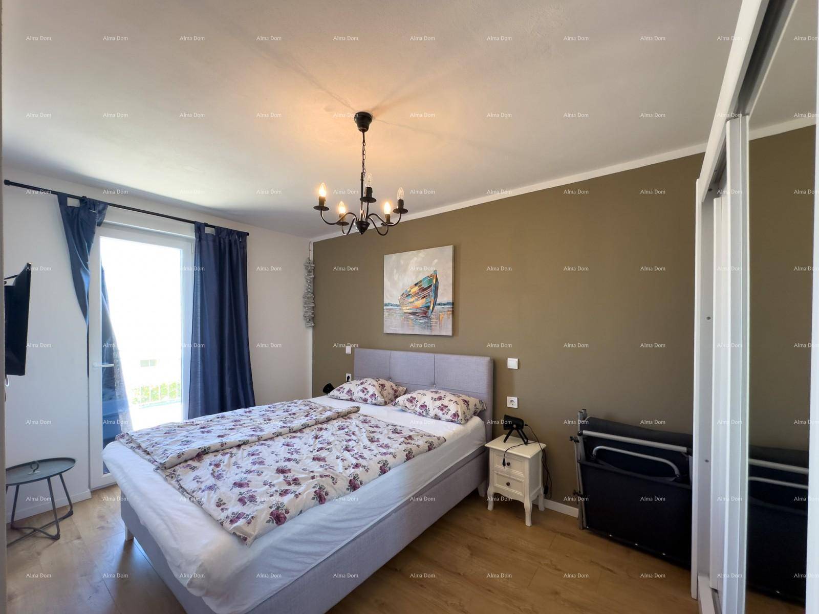 Gemütliches Schlafzimmer mit Doppelbett, brauner Akzentwand und Zugang zu einem Außenbereich.