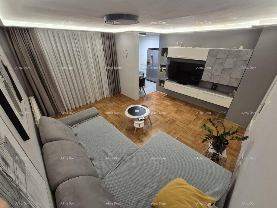 Geräumiges Wohnzimmer mit großem Ecksofa, modernem TV-Möbel und klassischem Parkettboden.