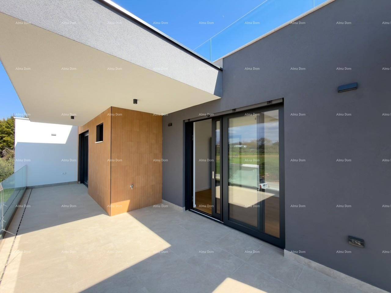 Große moderne Terrasse mit hellen Fliesen und Glasschiebetüren, die zum Innenbereich führen.