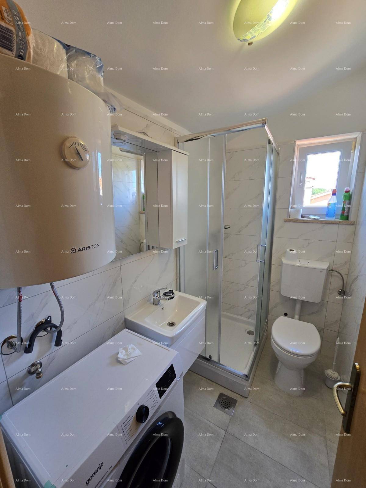 Modernes Badezimmer mit Duschkabine, Waschmaschine und Fenster.
