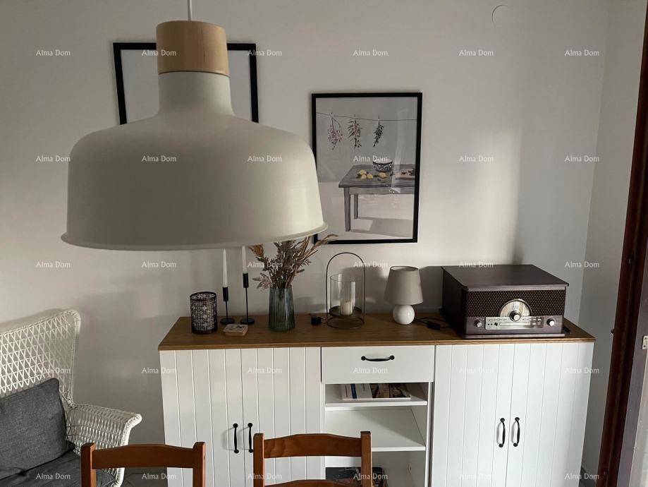 Detailansicht eines Sideboards im Essbereich mit Dekoration und Plattenspieler.