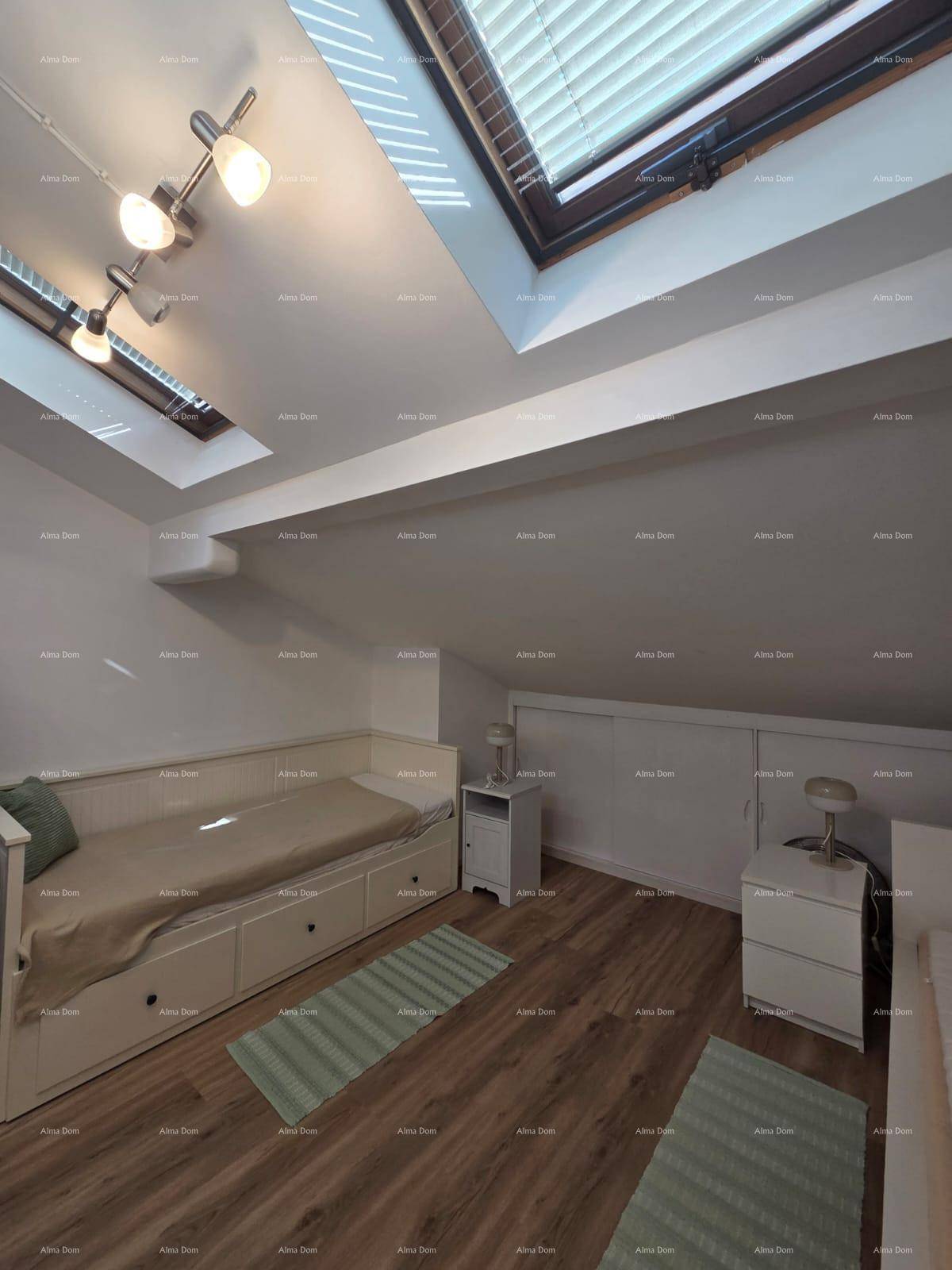 Helles Dachgeschosszimmer mit Einzelbetten und Dachfenstern, bietet viel natürliches Licht.