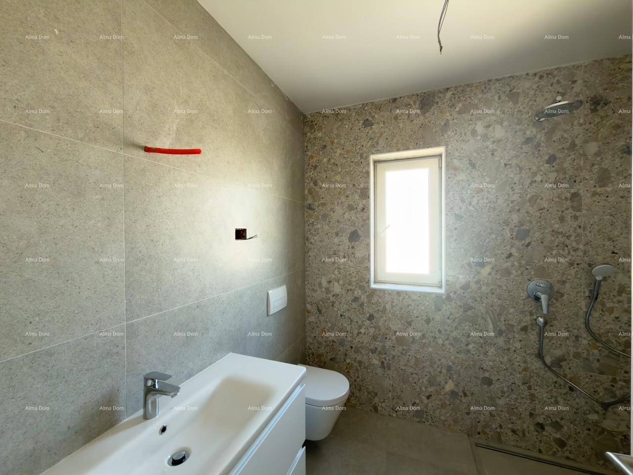 Modernes Badezimmer mit großformatigen Fliesen, Waschbecken, Wand-WC und Fenster.