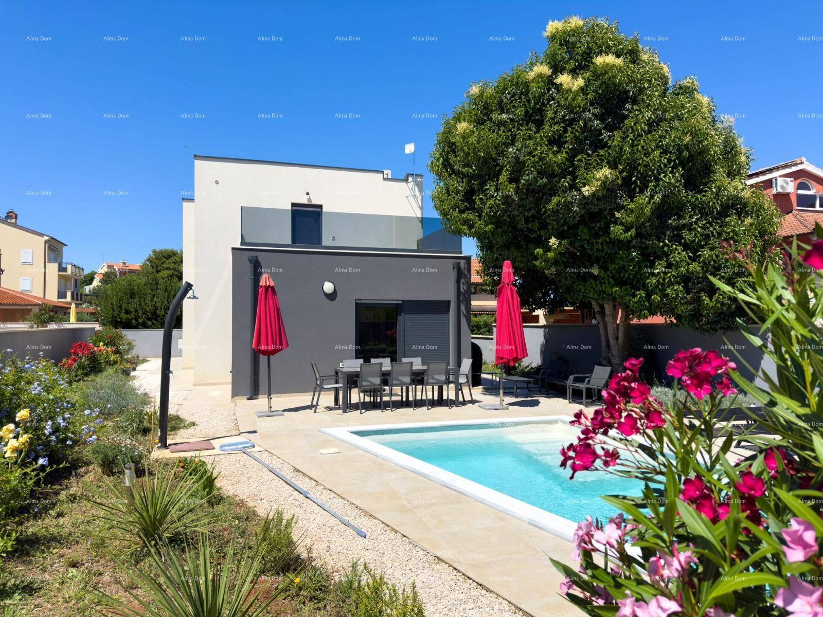 Außenansicht des Hauses mit Pool, Essbereich im Freien und üppiger Bepflanzung.