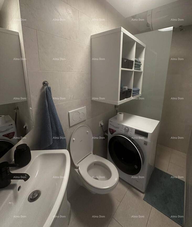 Modernes Badezimmer mit Toilette, Waschbecken, Waschmaschine und Duschbereich.