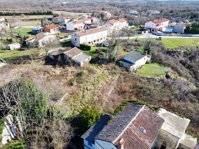 Weitläufige Luftaufnahme des Hauses im Vordergrund mit Blick auf ein Dorf und die umliegende Landschaft.