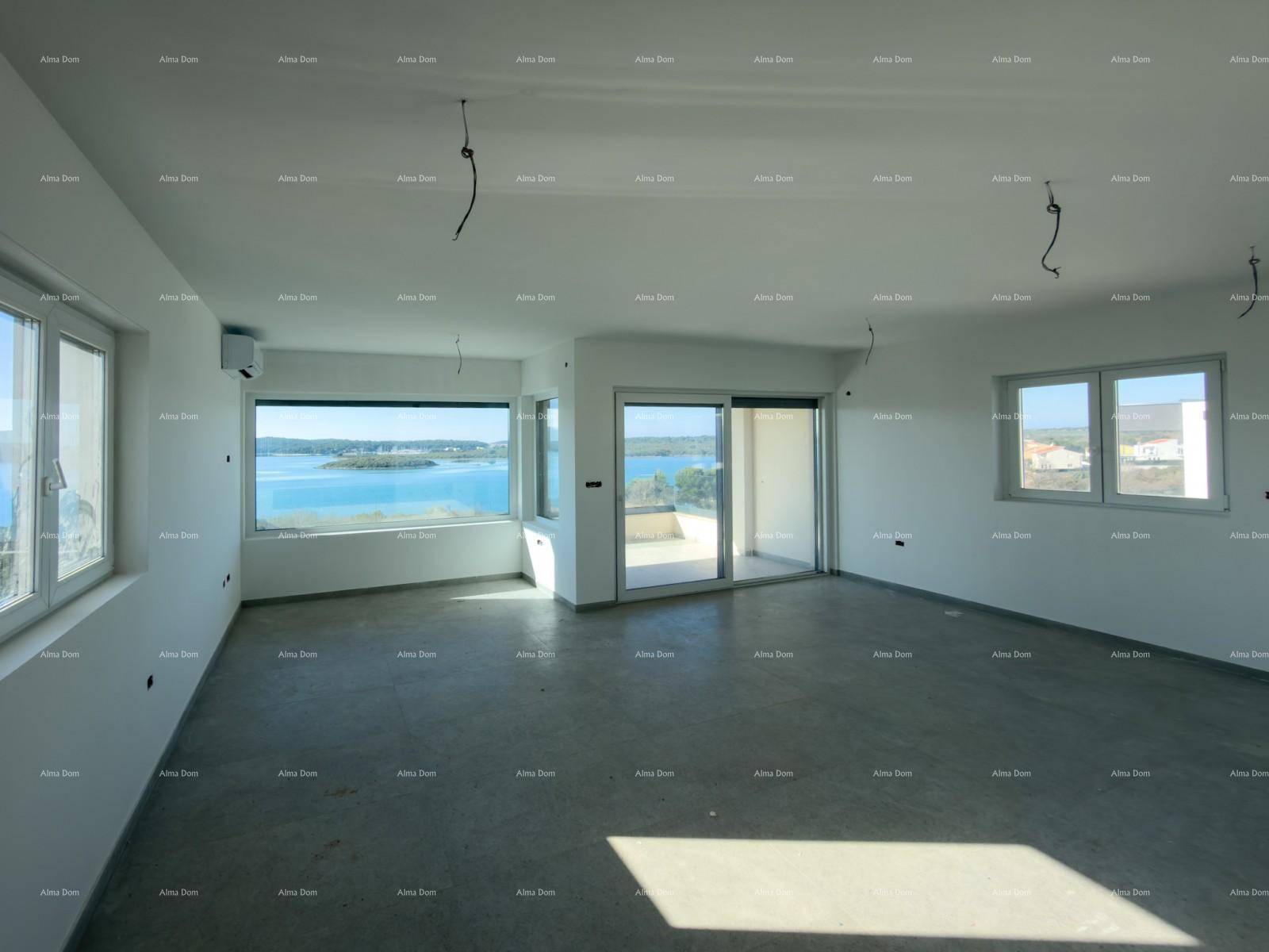 Heller, unmöblierter Wohnbereich im Rohbau mit großen Fenstern und Meerblick.