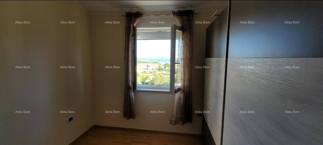 Schlafzimmer mit Holzboden und einem Fenster, das einen weiten Blick bietet.