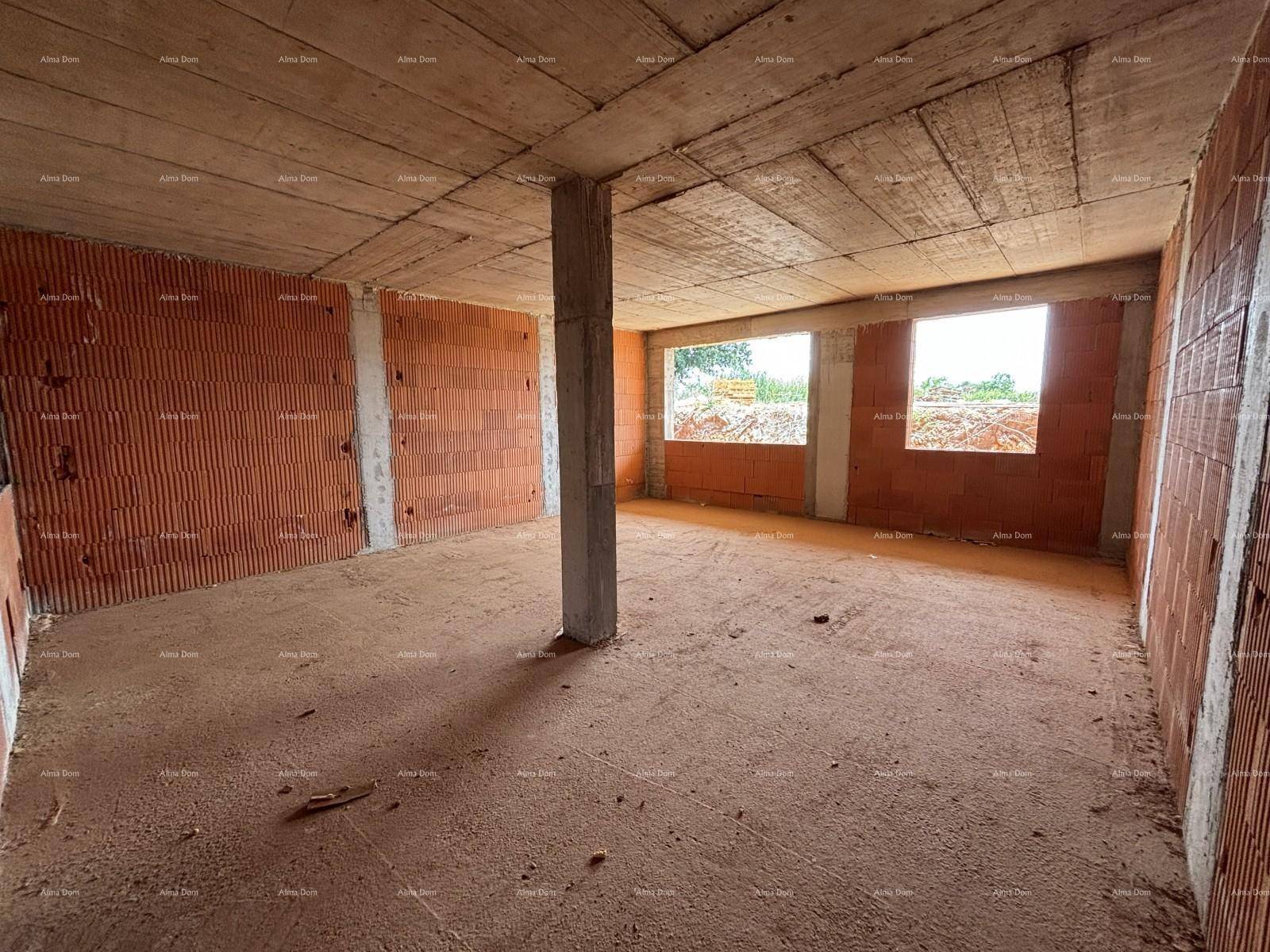 Rohbau eines Raumes mit Ziegelwänden, Betonstütze und Fensteröffnungen für natürliches Licht.